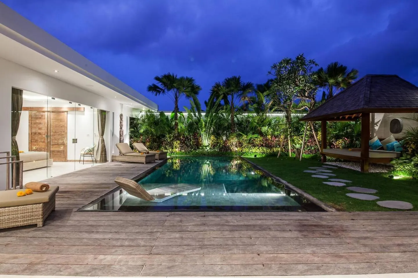 Luxurious 2 Bd Villa In Seminyak Indonesia